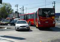 Ante el peligro que representa el paso de las unidades del Metrobús por la colonia Cuchilla del Moral, ya que los conductores no moderan la velocidad pese a ser zona escolar, vecinos colocaron cartulinas "para hacer escuchar su voz" y evitar más accidentes