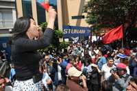 Los acercamientos entre los dirigentes de los trabajadores de las escuelas públicas de educación superior y autoridades han sido constantes para mantener la estabilidad en los centros de estudio. En la imagen, Hermelinda Hurtado, ex líder en la Universidad Autónoma Metropolitana, frente a instalaciones del STUNAM