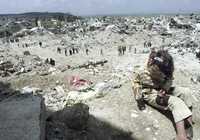 En imagen de archivo, una niña palestina juega en el campo de refugiados de Jenin, destruido durante una ofensiva militar israelí en 2002