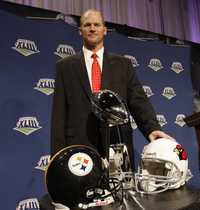 Mike Tomlin, de Acereros, y Ken Whisenhut, de Cardenales, posan para la tradicional placa con el trofeo Vince Lombardi