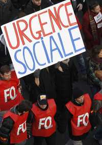 Trabajadores sindicalizados de los sectores público y privado francés durante una de las manifestaciones de la semana pasada como parte de la huelga general para exigir al gobierno de Nicolas Sarkozy mayores esfuerzos para proteger el poder adquisitivo y defender el empleo ante la crisis financiera global