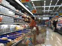 Compras en una tienda de autoservicio en la ciudad de México