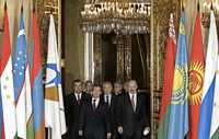 Los presidentes Emomali Rakhmon, de Tayikistán; Nursultan Nazarbayev, de Kazajstán; Dimitri Medvediev, de Rusia; Serge Sarkisian, de Armenia, y Alexander Lukashenko, de Bielorrusia, tras la firma de un acuerdo para la creación de una fuerza militar de reacción rápida en caso de agresión, ayer en Moscú