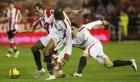 El sevillista Aquivaldo Mosquera (enfrente) trata de ganar el balón a Javier Yeste, del Athletic Bilbao durante un partido de la Copa del Rey