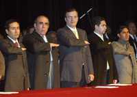 Honores a la bandera durante la presentación de la Carta de la ciudad de México por el derecho a la ciudad