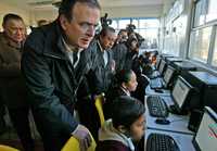 El jefe de Gobierno, Marcelo Ebrard, observa a alumnos de la Escuela Primaria Profr. Emiliano Negrete López durante una clase de computación en la nueva Aula Digital del plantel