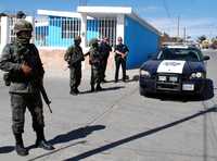 Con el fin de detectar y detener más rápido a grupos de delincuentes, la Sedena instalará nuevos puntos de vigilancia en el país, afirmaron altos funcionarios. La imagen fue captada ayer en Fresnillo, Zacatecas, donde militares se enfrentaron a presuntos narcotraficantes