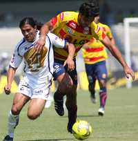 El defensa Horacio Cervantes ganó el duelo al delantero Francisco Palencia ayer en CU