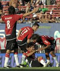 Jugadores del Colón festejan el tanto anotado por Sebastián Prediguer, que les dio el 2-2 ante River Plate