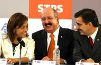 La titular de la SEP, Josefina Vázquez Mota; el secretario general de la ANUIES, Rafael López Castañares, y el diputado Tonatiuh Bravo, presidente de la Comisión de Educación en San Lázaro, durante la presentación de la Fundación Educación Superior Empresa