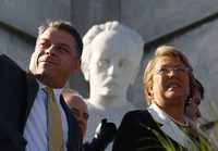 El ministro del Exterior cubano, Felipe Pérez Roque, y la presidenta de Chile, Michelle Bachelet, ayer en una ceremonia en el monumento a José Martí en la Plaza de la Revolución de La Habana