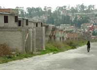 Vista del conjunto urbano Hacienda Santo Tomás, donde aún hay casas en obra negra. Colonos afectados aseguran que las autoridades del estado de México no han atendido las demandas legales que han interpuesto contra la empresa Cooperativa de Vivienda Nuestro Hogar