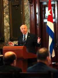 El rector José Narro recibió una medalla y la Resolución Rectoral de la Universidad de La Habana en reconocimiento al trabajo académico de la UNAM, durante su gira de trabajo por la isla